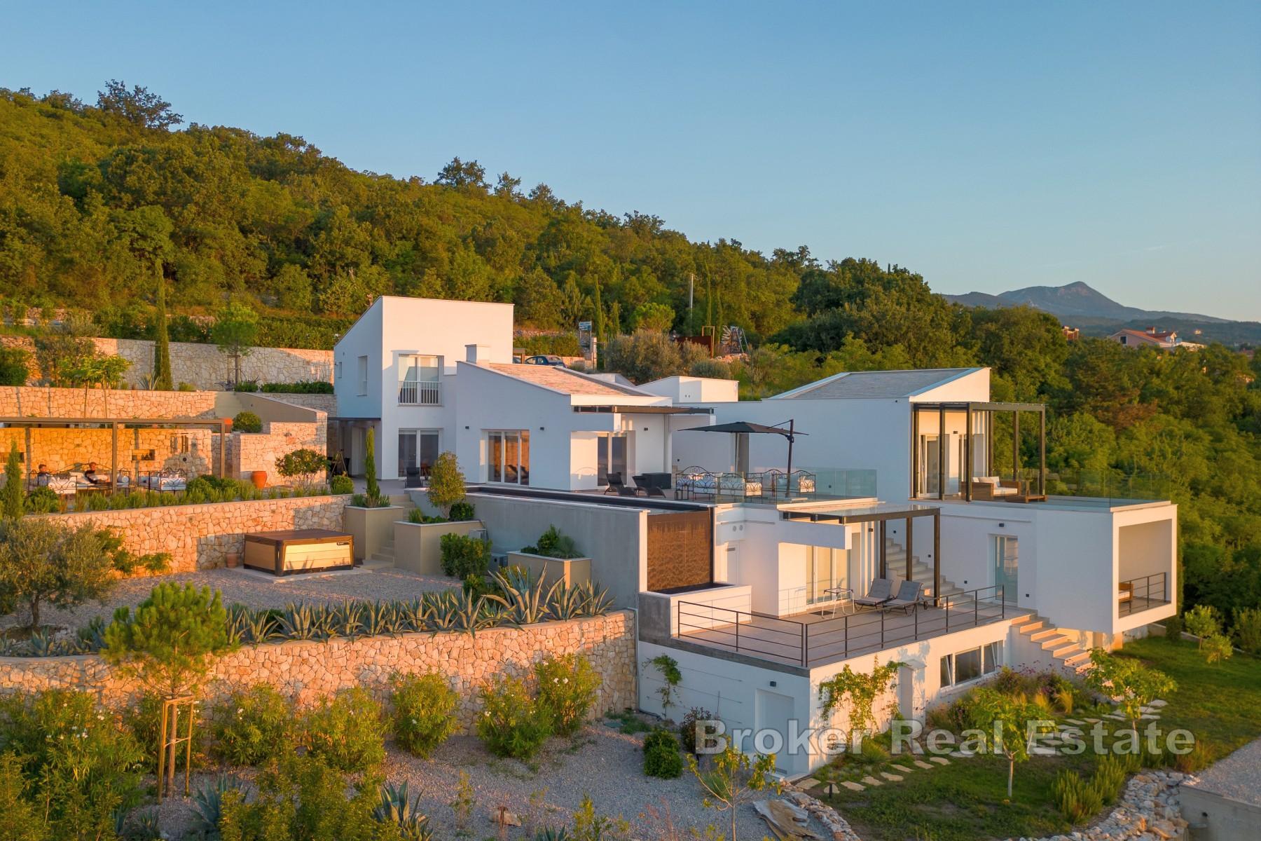 Ekskluzivna moderna vila iznad Kvarnerskog zaljeva s otvorenim pogledom, privatnošću i značajkama životnog stila