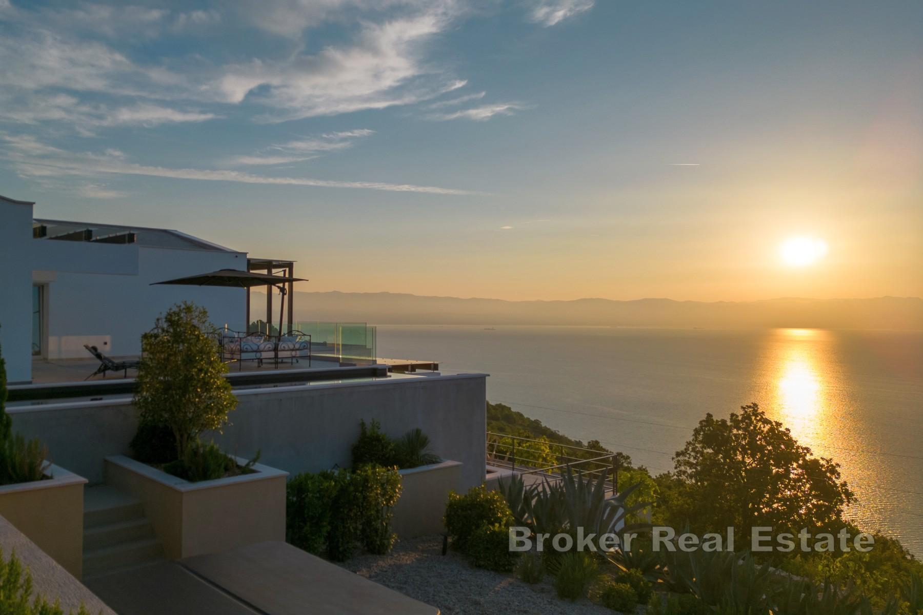 Esclusiva villa moderna affacciata sulla baia del Quarnero con vista panoramica, privacy e comfort di alto livello