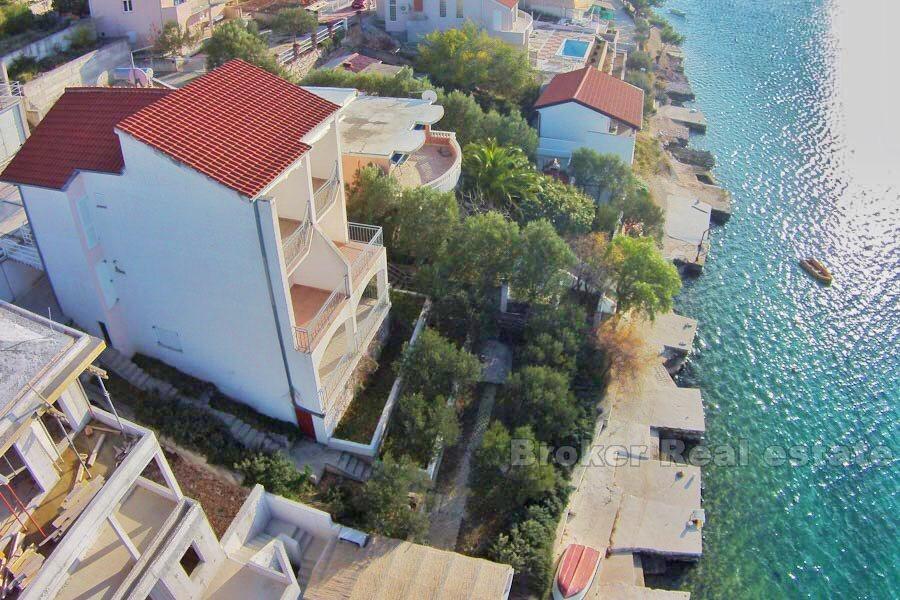 Rogoznica - Immeuble au premier rang à la mer