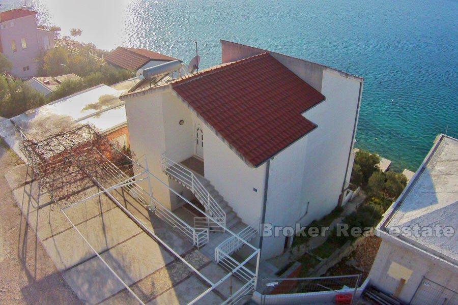 Rogoznica - Appartementhaus in erster Reihe zum Meer