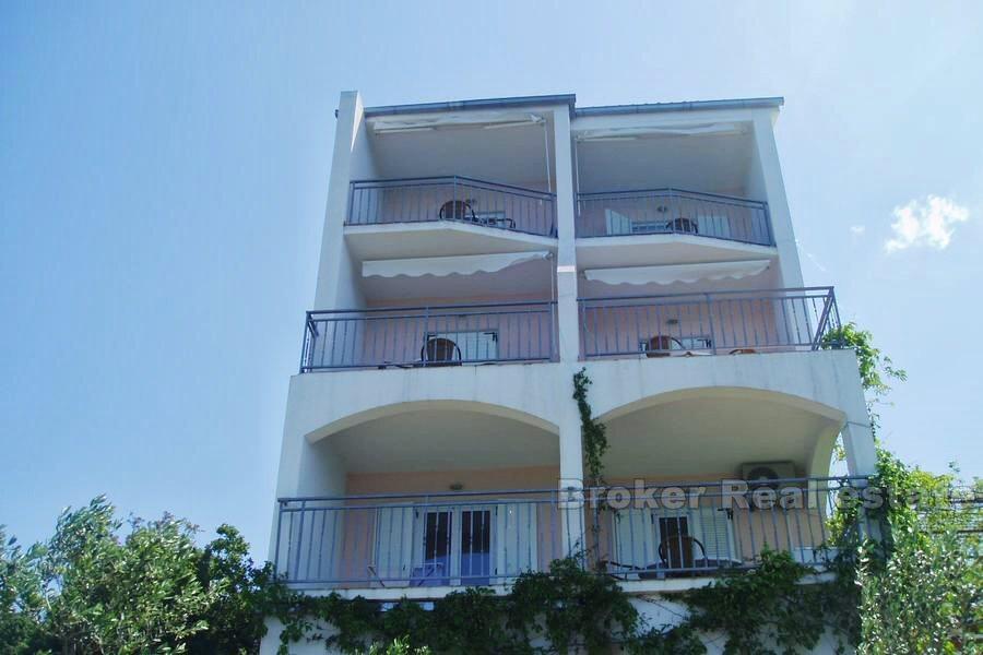 Rogoznica - Immeuble au premier rang à la mer