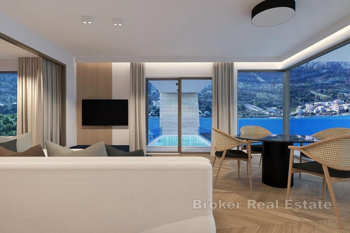 Rymlig lägenhet med pool, trädgård och havsutsikt