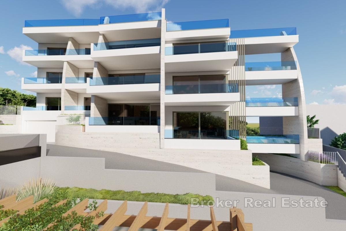 Rymlig lägenhet med pool, trädgård och havsutsikt