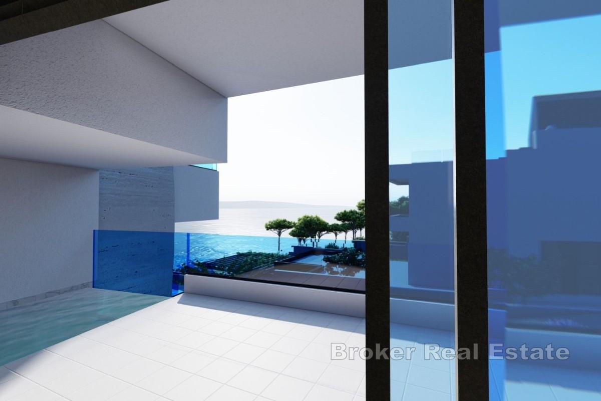 Rymlig lägenhet med pool vid havet