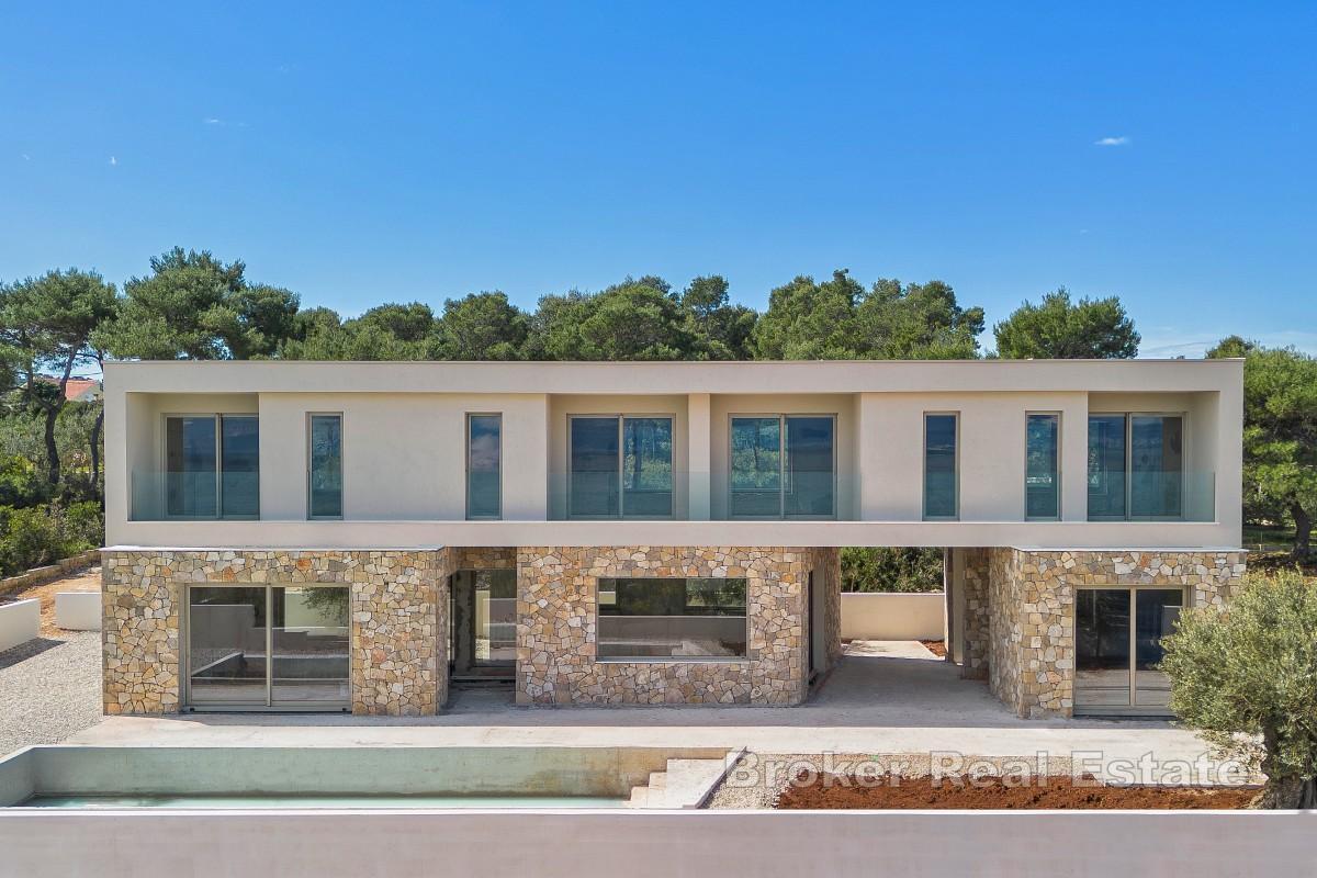 Villa moderna con piscina e vista mare aperto