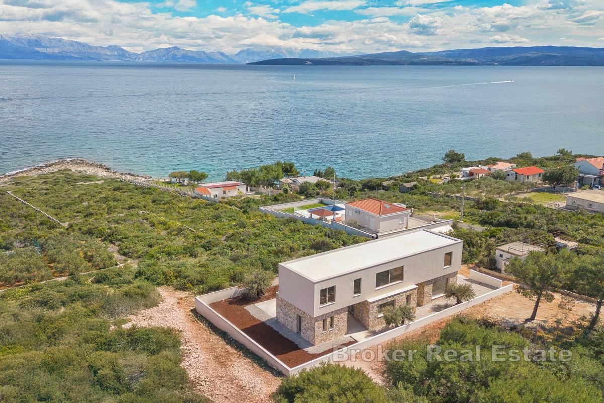 Villa moderna con piscina e vista mare aperto