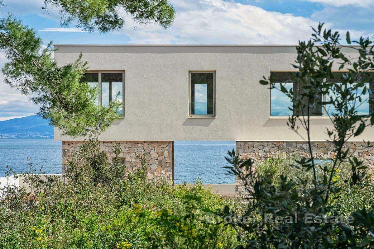 Villa moderna con piscina e vista mare aperto