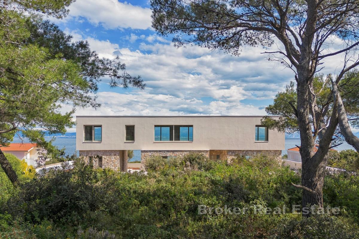 Villa moderna con piscina e vista mare aperto
