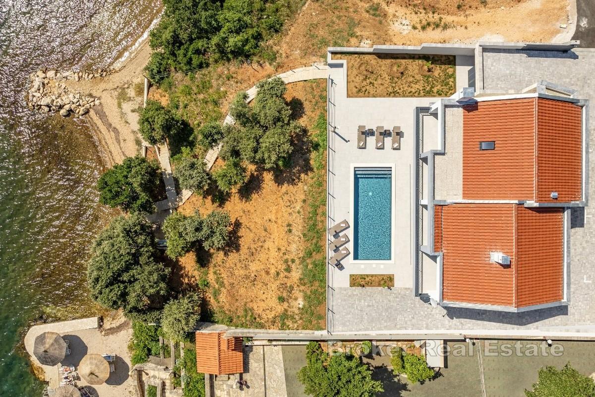 Moderná vila s prístupom na pláž a panoramatickým výhľadom na more