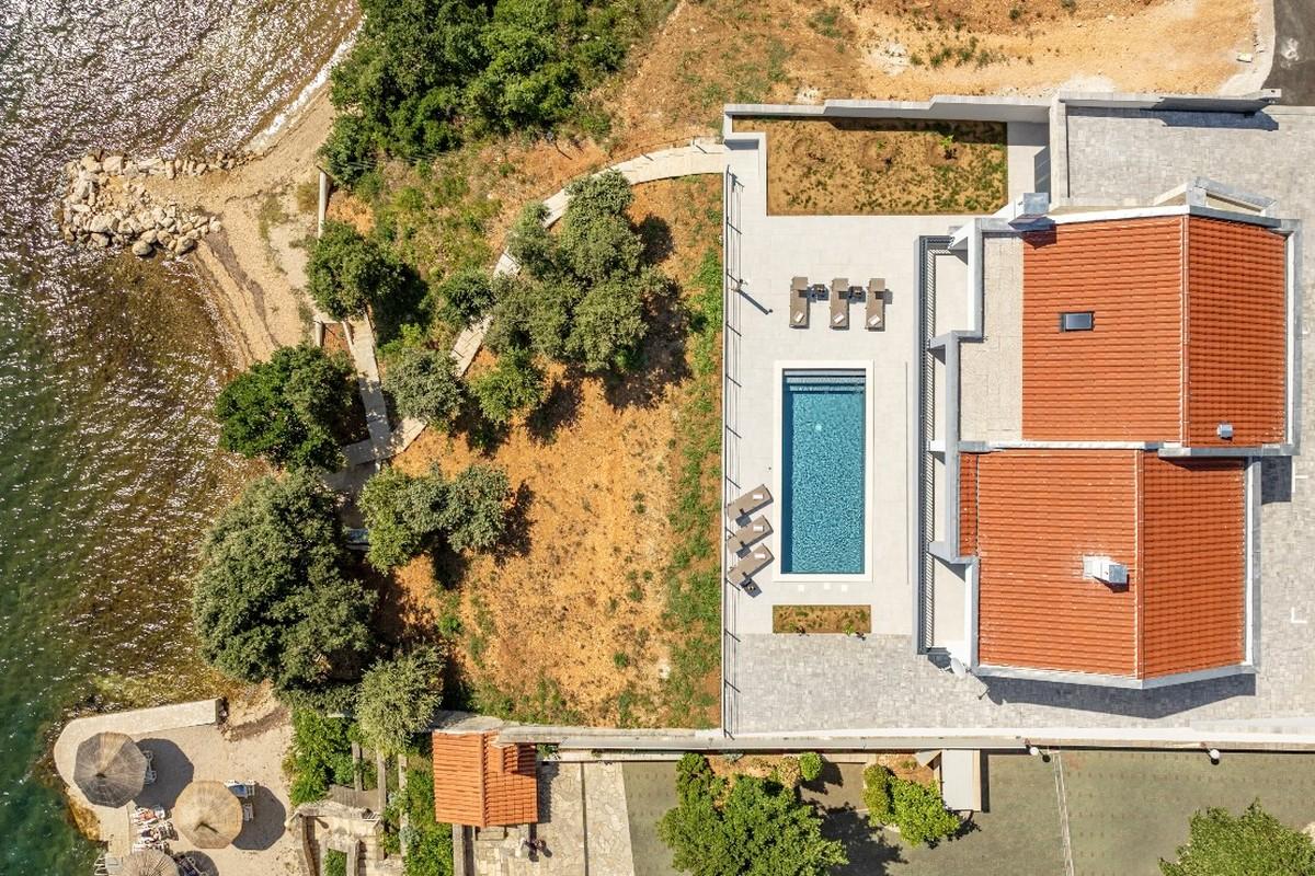 Moderná vila s prístupom na pláž a panoramatickým výhľadom na more