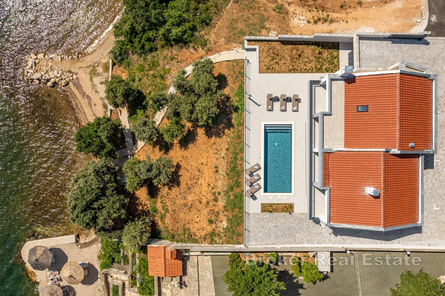 Moderna vila s pristupom plaži i panoramskim pogledom na more