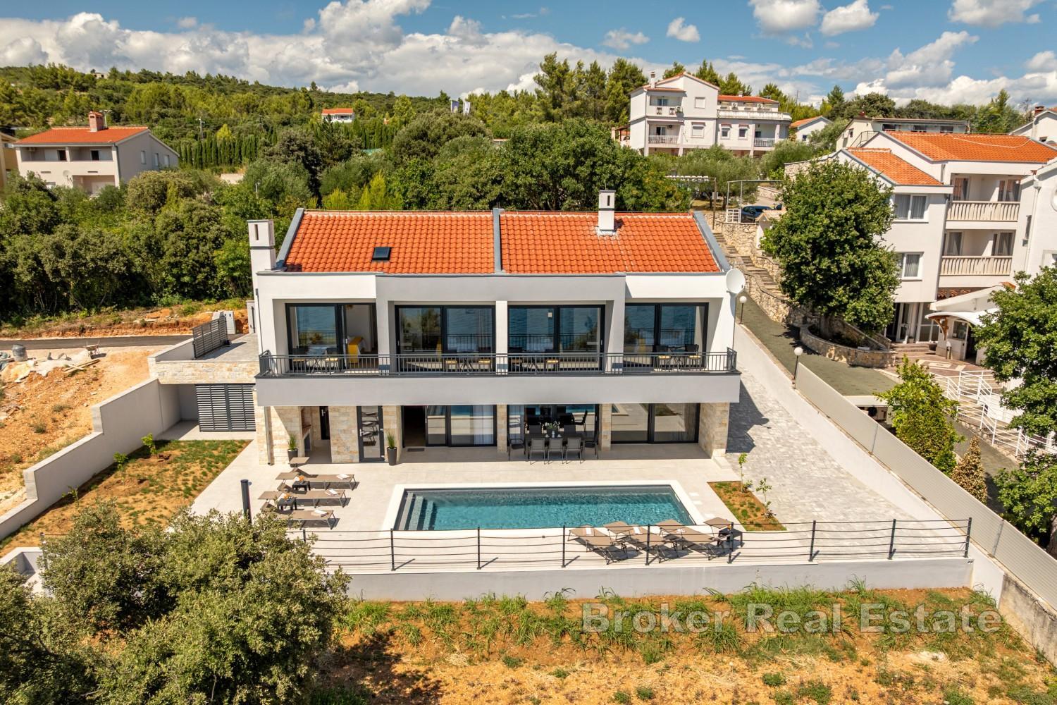 Moderne villa med tilgang til stranden og panoramautsikt over havet