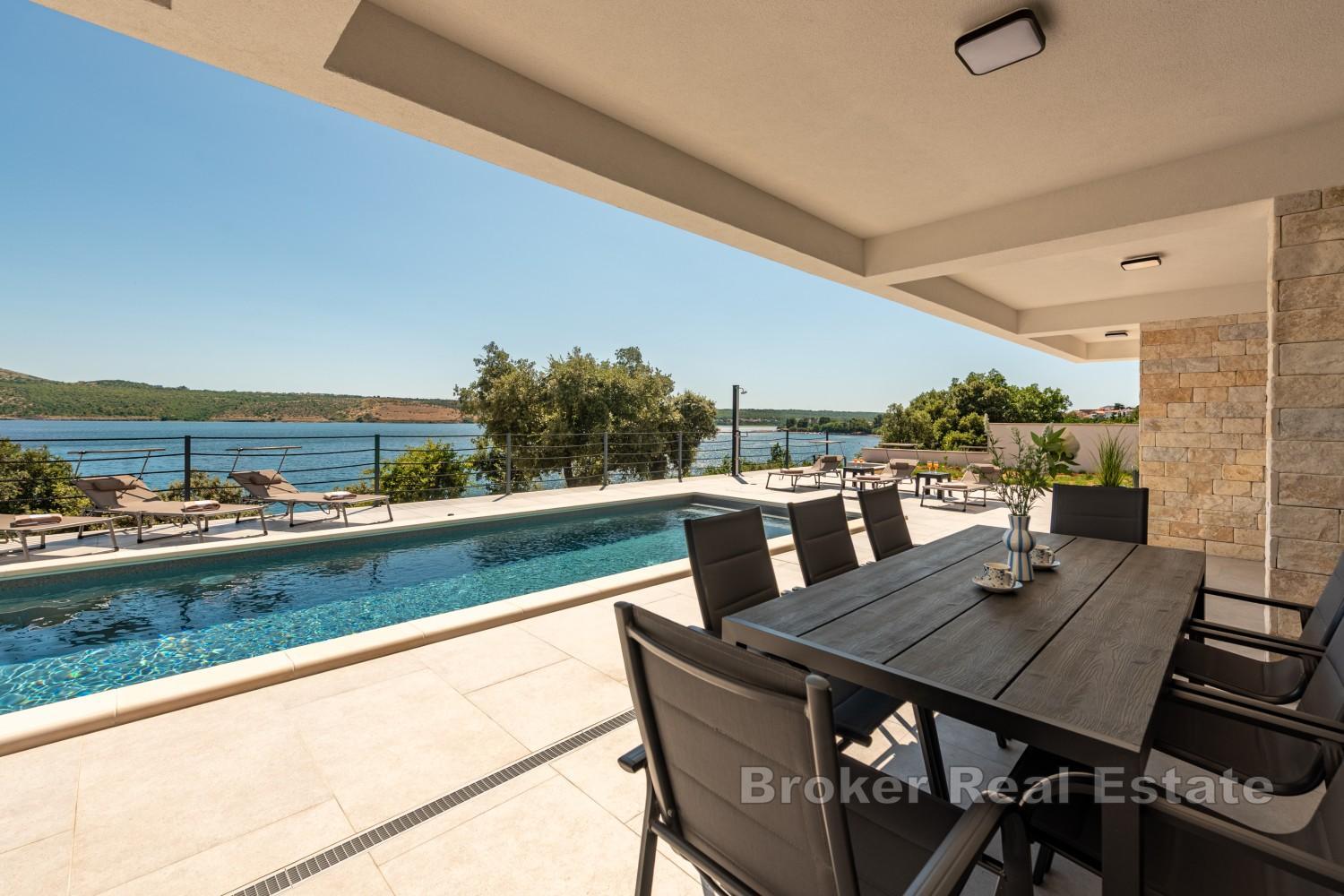 Moderne villa med tilgang til stranden og panoramautsikt over havet