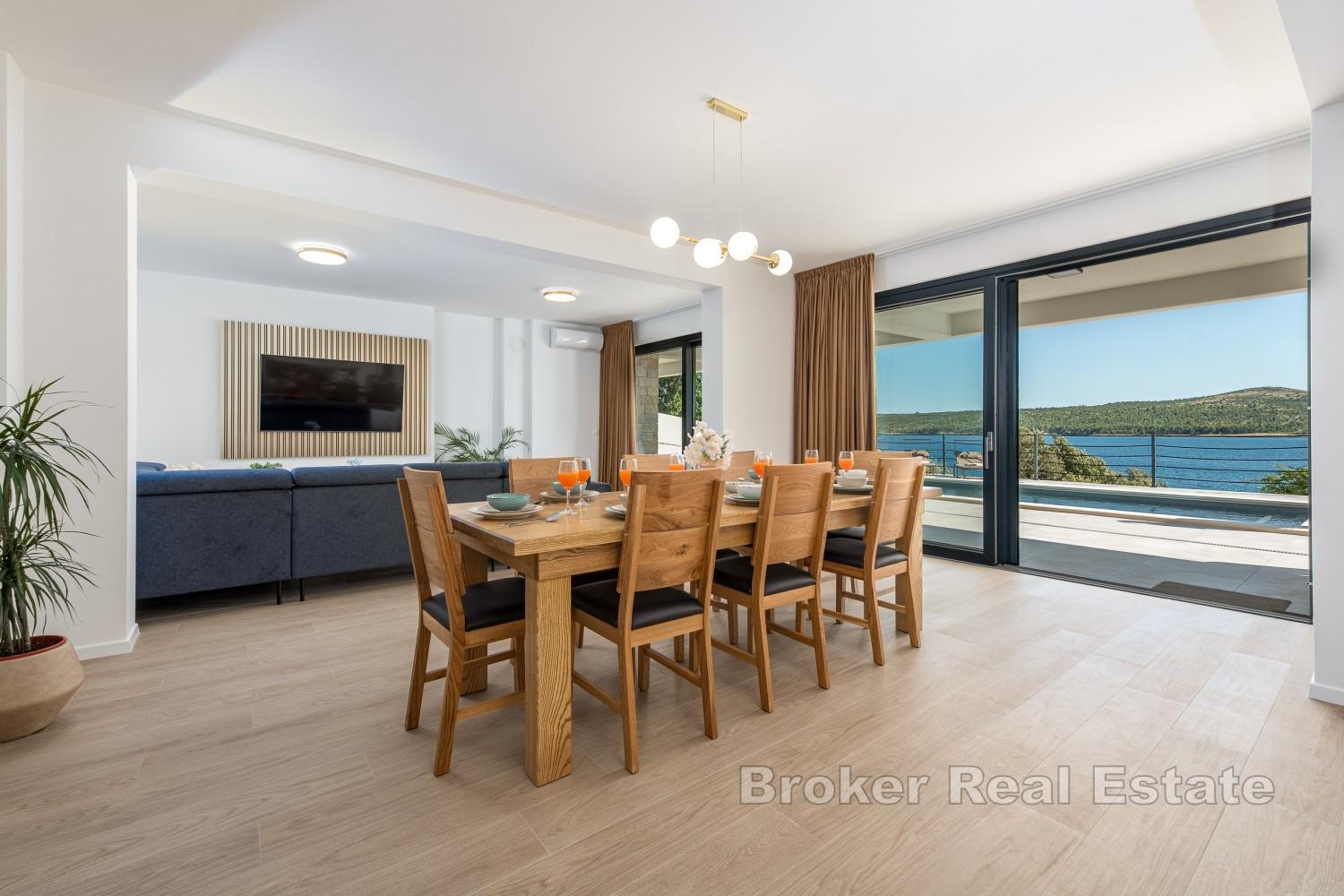 Moderne villa med tilgang til stranden og panoramautsikt over havet