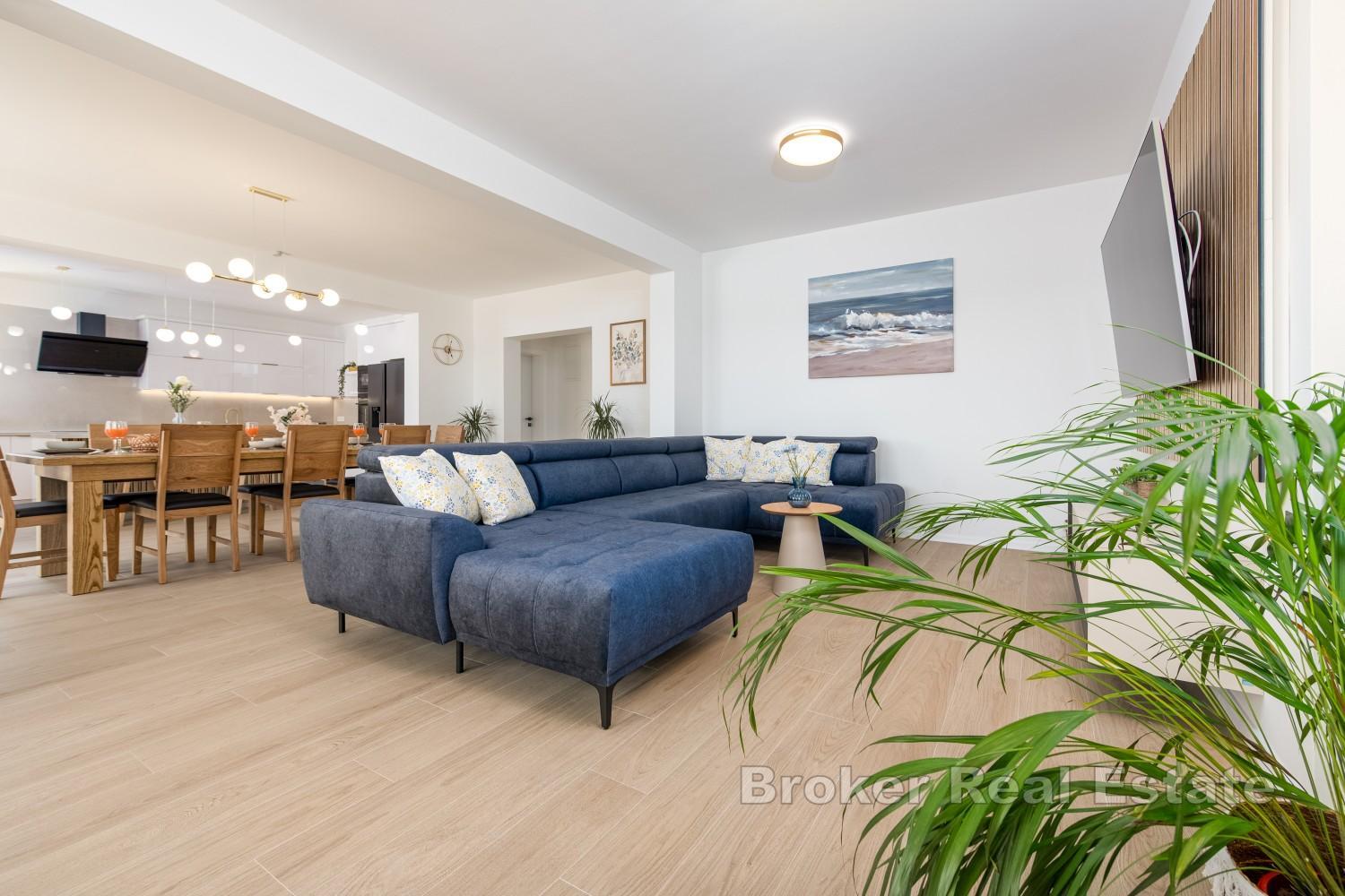 Moderne villa med tilgang til stranden og panoramautsikt over havet