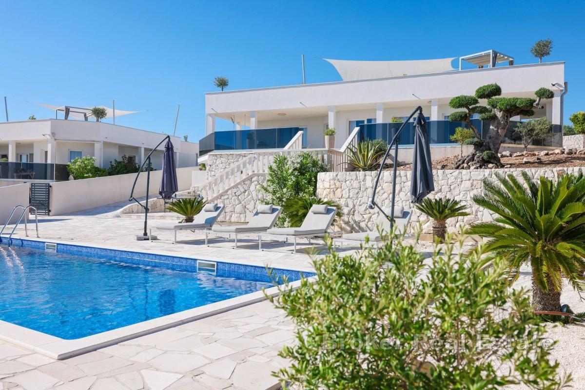 Ein exklusives Refugium mit zwei Villen, Swimmingpools und unverbaubarem Meerblick