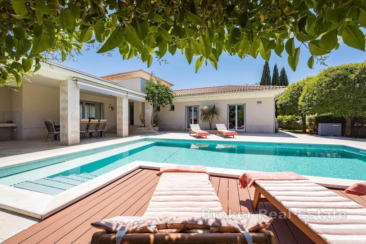 Luxuriöse Villa in Meeresnähe mit beheiztem Pool