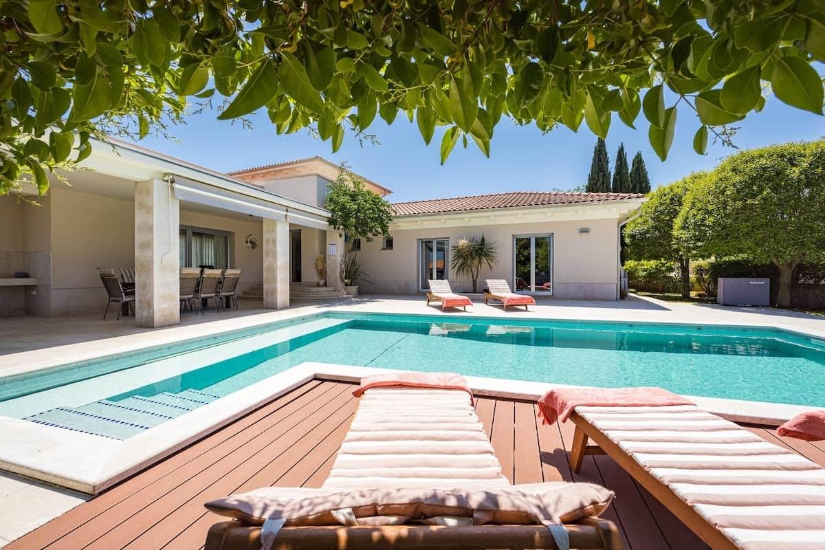 Luxuriöse Villa in Meeresnähe mit beheiztem Pool