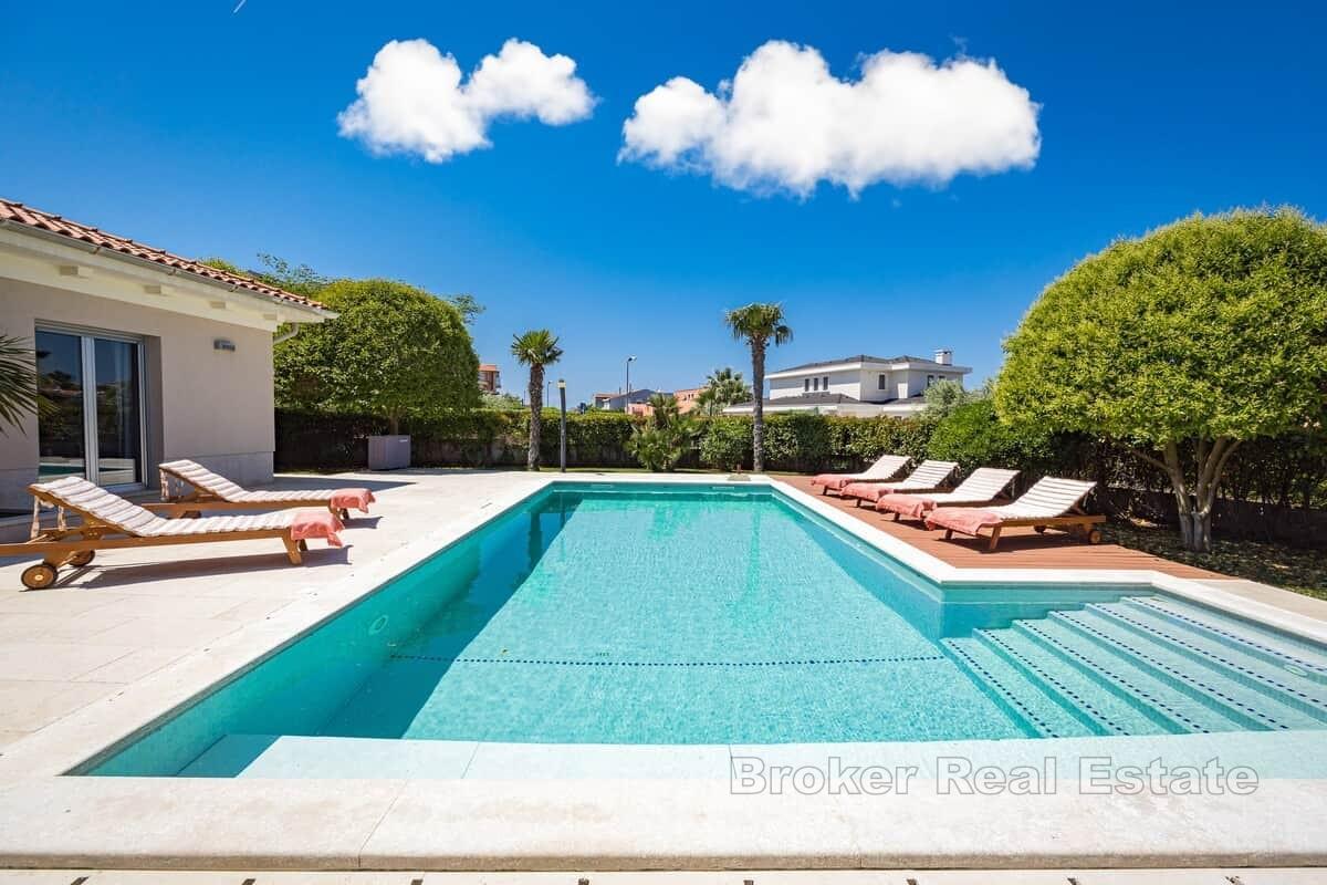 Luxuriöse Villa in Meeresnähe mit beheiztem Pool