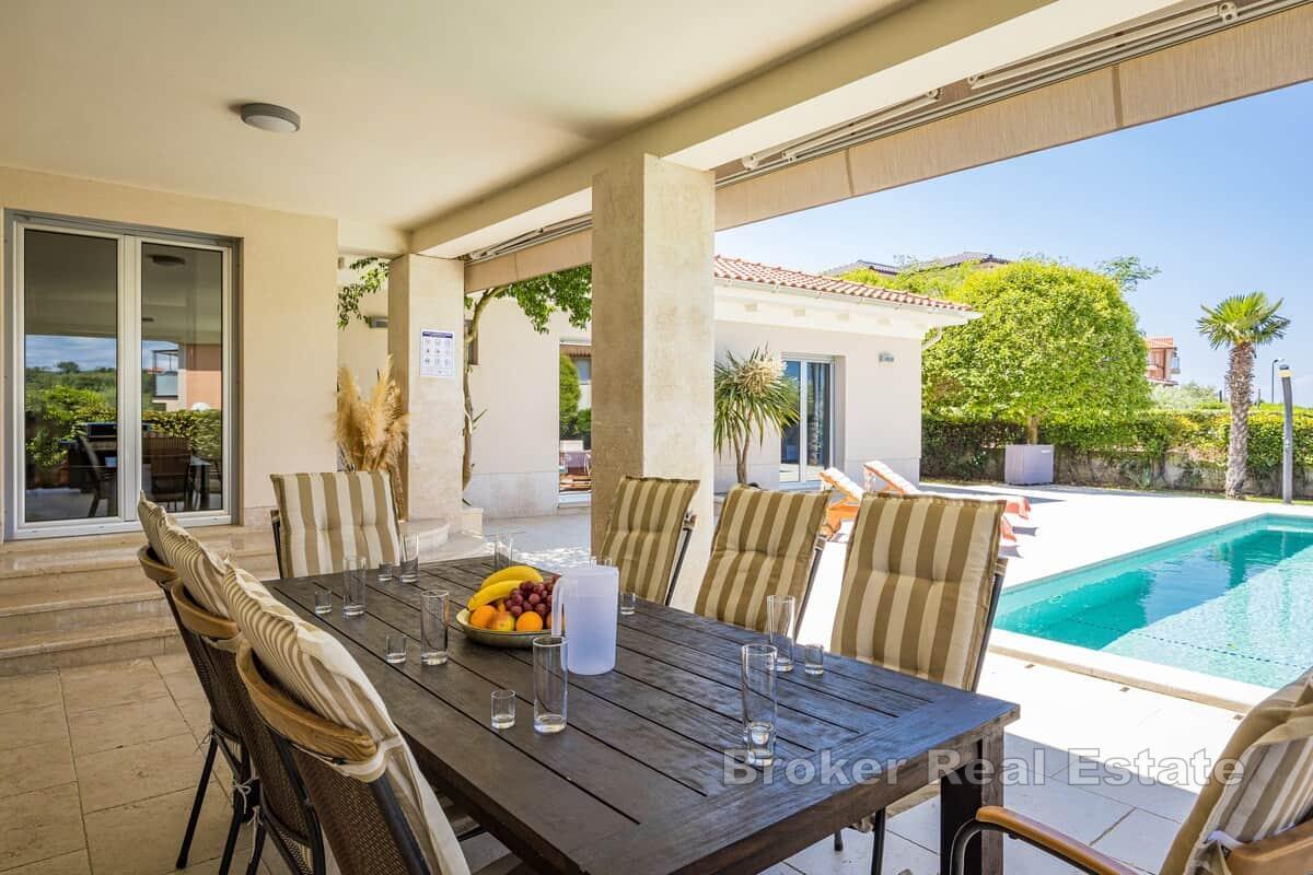 Luxuriöse Villa in Meeresnähe mit beheiztem Pool