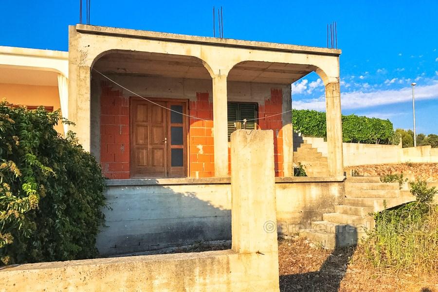 Rogoznica - Samostojeća nedovršena kuća