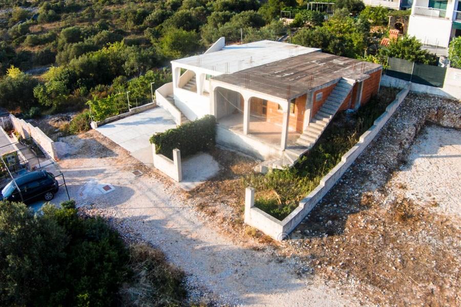 Rogoznica - Samostojeća nedovršena kuća