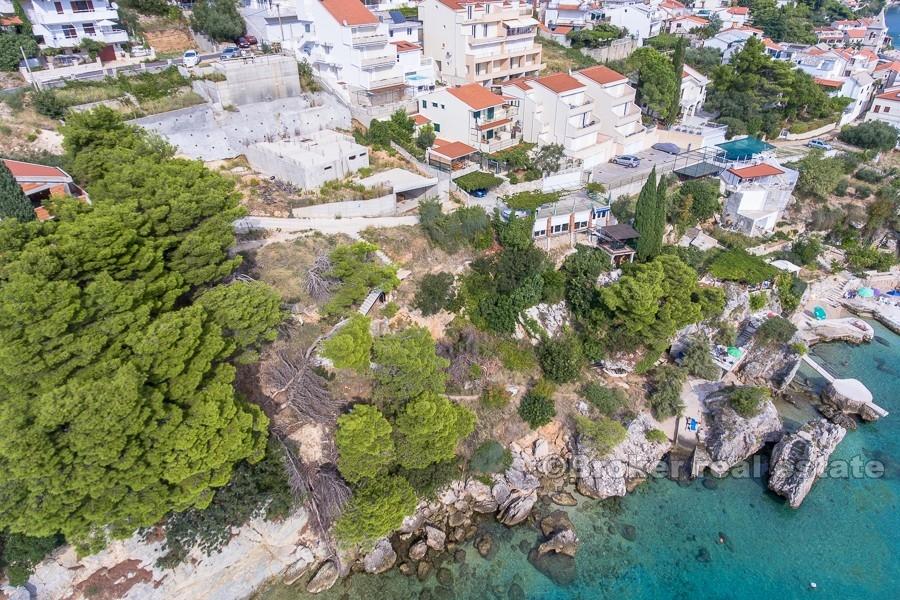 Omis - Bâtiment inachevé, première rangée de la mer