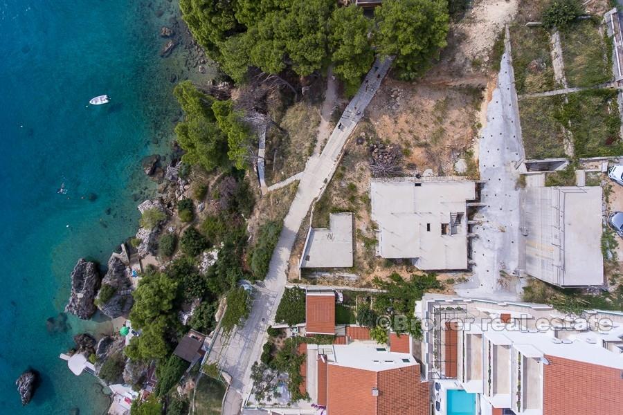 Omis - Bâtiment inachevé, première rangée de la mer