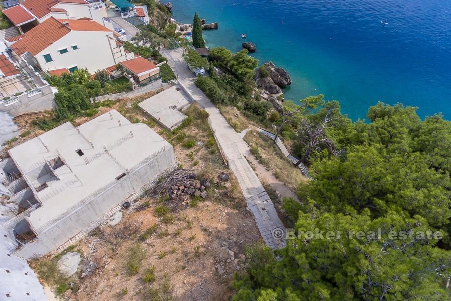 Omis - Bâtiment inachevé, première rangée de la mer