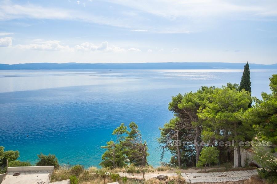 Omis - Bâtiment inachevé, première rangée de la mer