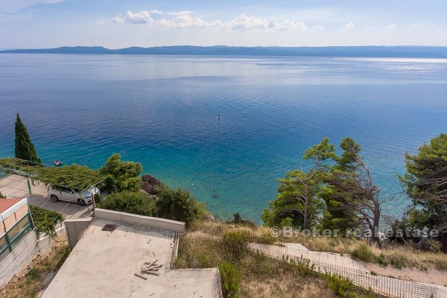 Omis - Bâtiment inachevé, première rangée de la mer