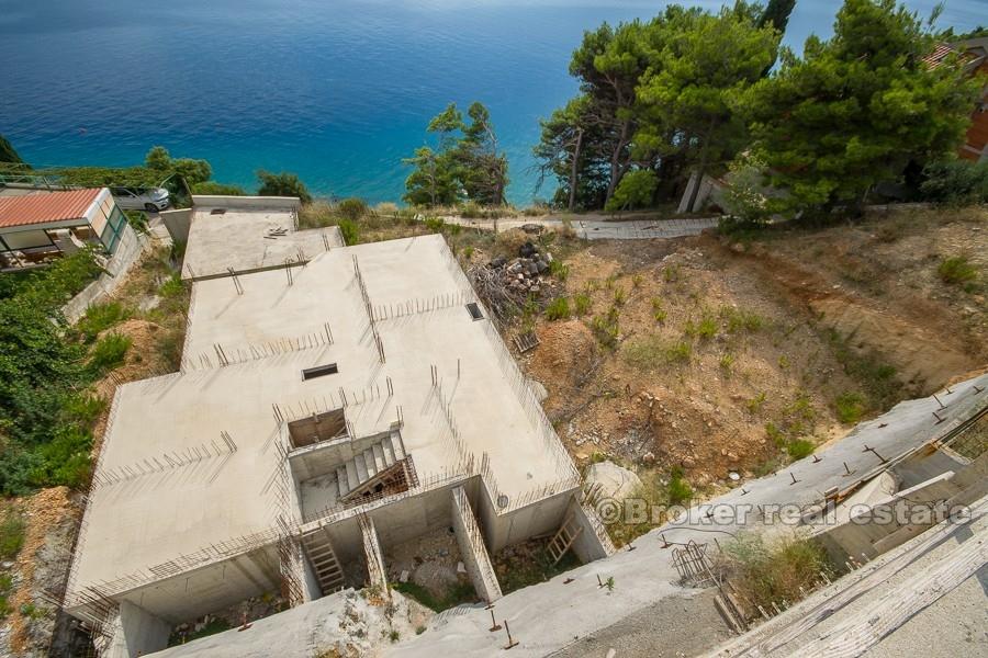 Omis - Bâtiment inachevé, première rangée de la mer