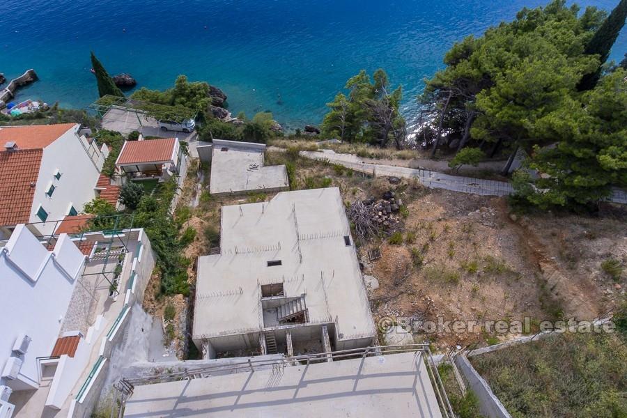 Omis - Bâtiment inachevé, première rangée de la mer