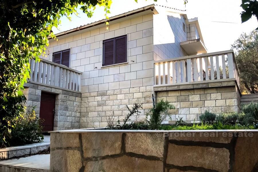 Brac - Belle maison en pierre avec vue sur la mer