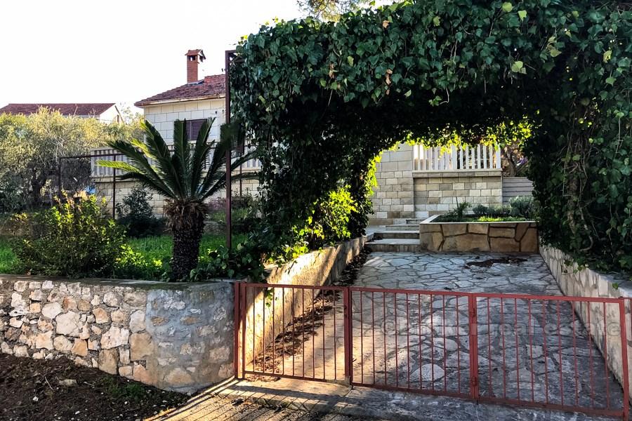 Brac - Belle maison en pierre avec vue sur la mer