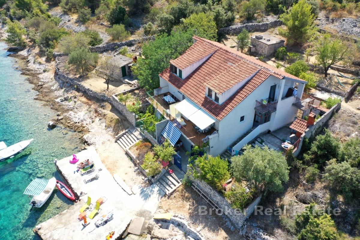 Maison idéalement située en bord de mer sur trois étages