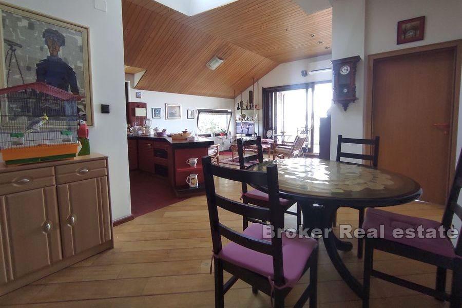 Split - Bol, trosoban stan