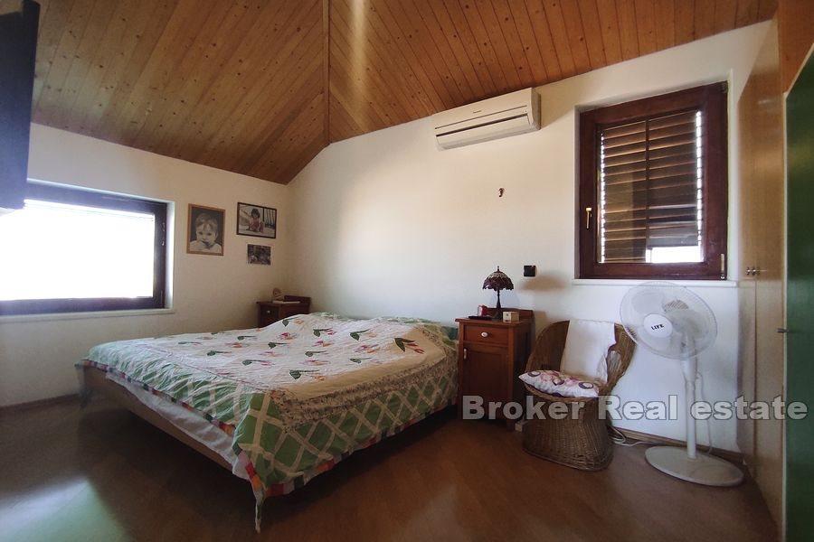 Split - Bol, trosoban stan