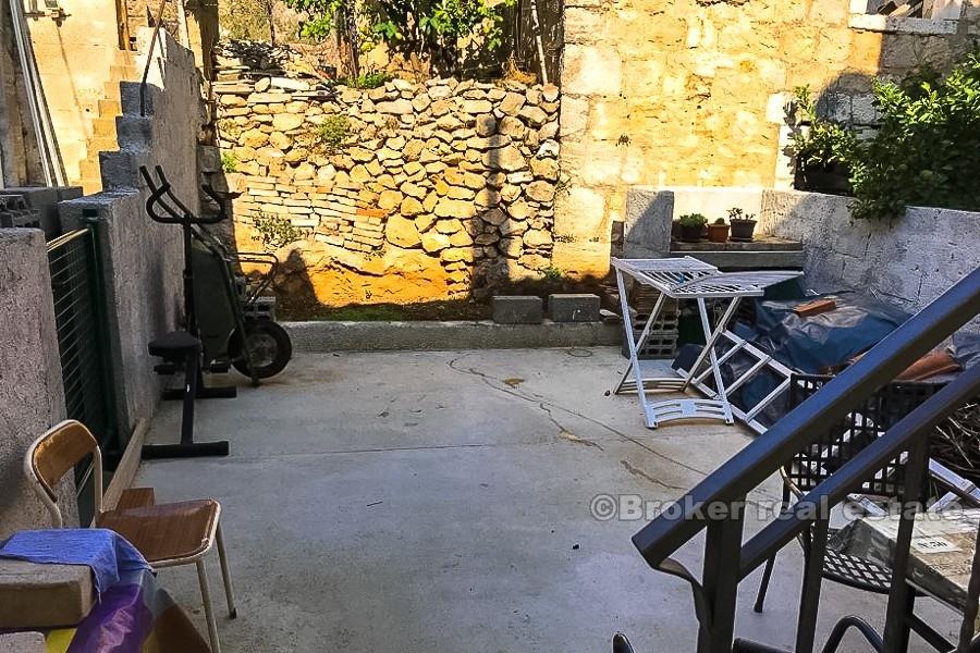 Insel Vis, Steinhaus mit Garten