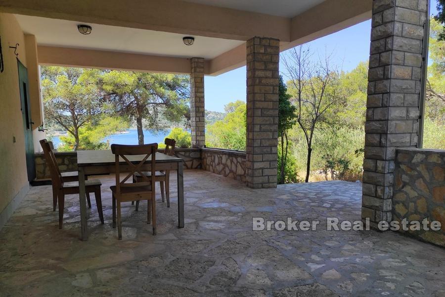 Petite île, maison au bord de la mer