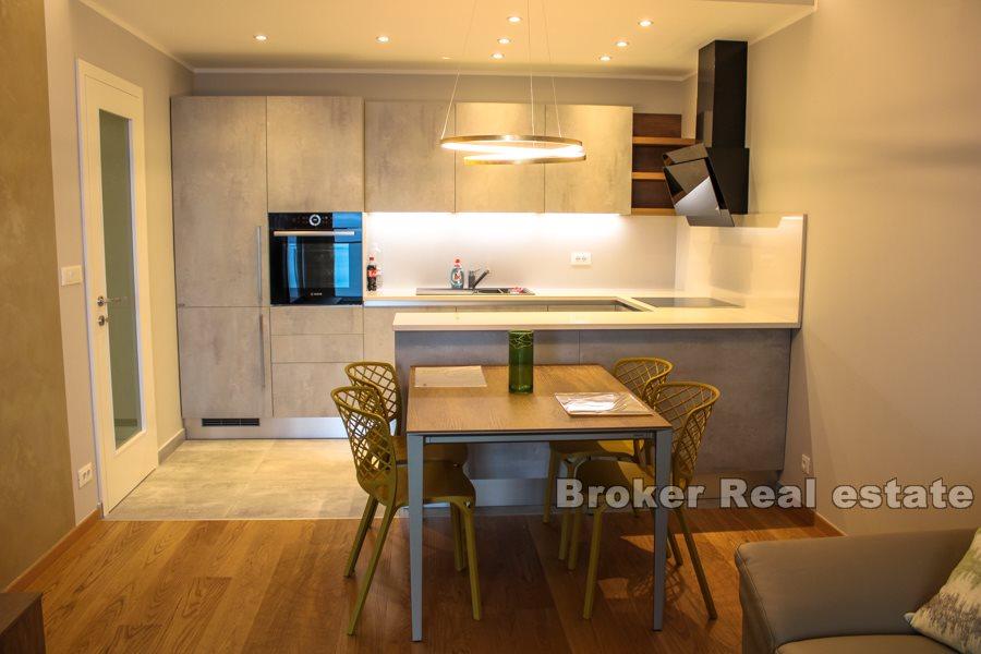 Сплит, трехкомнатная квартира с видом на море