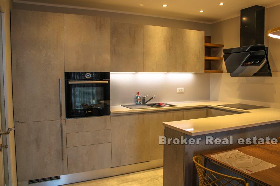 Split, to-roms leilighet med havutsikt