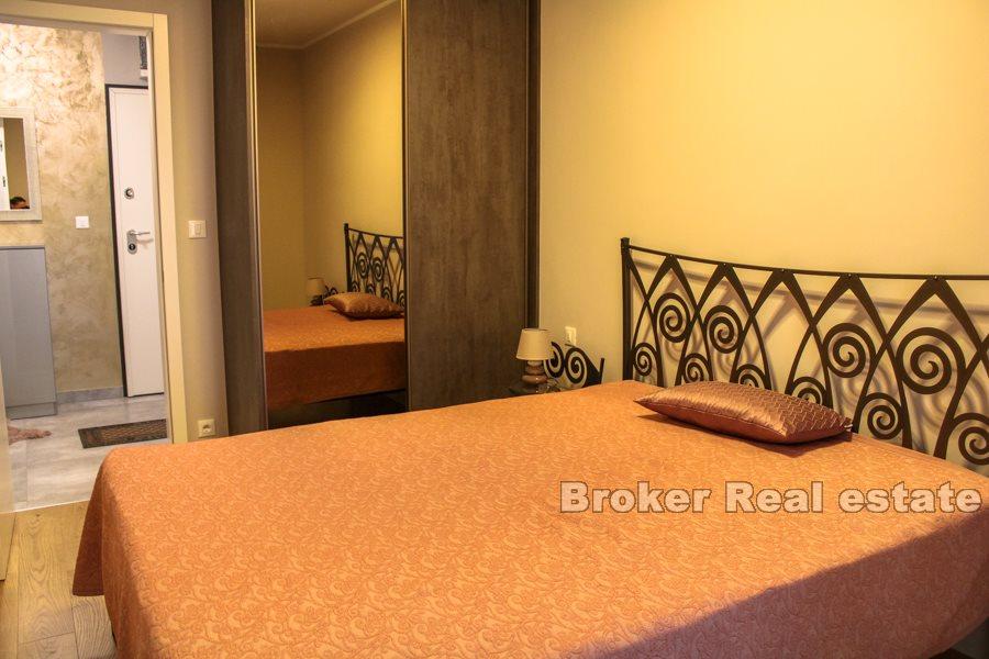 Split, to-roms leilighet med havutsikt