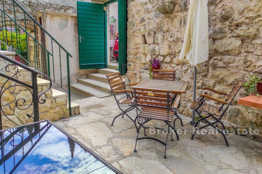 Split center - Semi-detached stone house on 3 floors