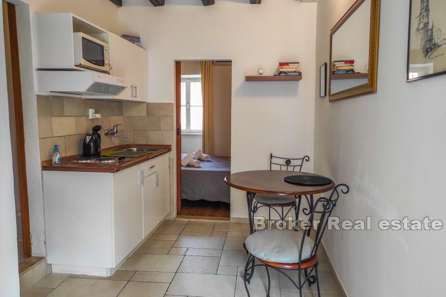 Split center - Semi-detached stone house on 3 floors
