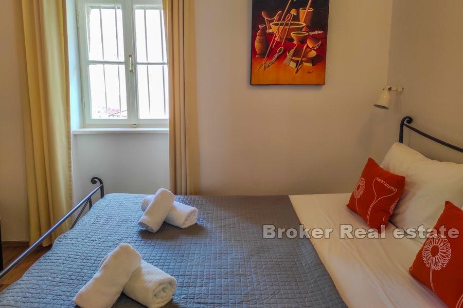 Centrum Splitu - Bliźniak kamienny dom na 3 piętrach