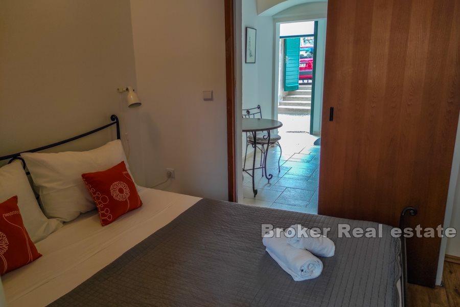 Centrum Splitu - Bliźniak kamienny dom na 3 piętrach