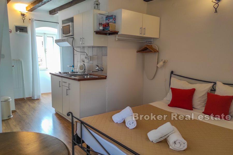 Split center - Semi-detached stone house on 3 floors