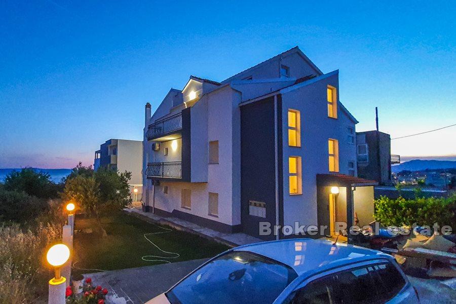 Blizina Splita - Novouređena dvojna kuća