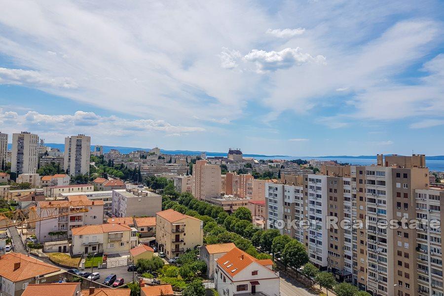 Split, Kman, trojizbový byt s výhľadom na mesto